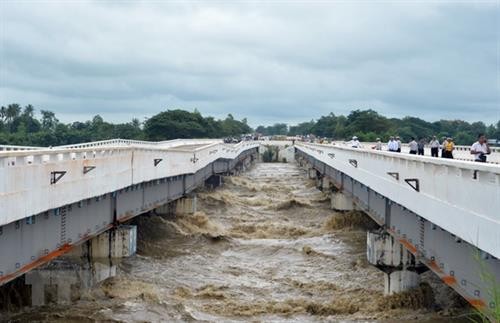 缅甸数万平民因一大坝泄洪道垮塌而被迫离开家园