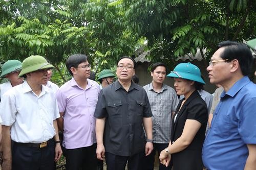Bí thư Thành ủy Hà Nội thăm hỏi, động viên người dân vùng ngập lụt ở Chương Mỹ