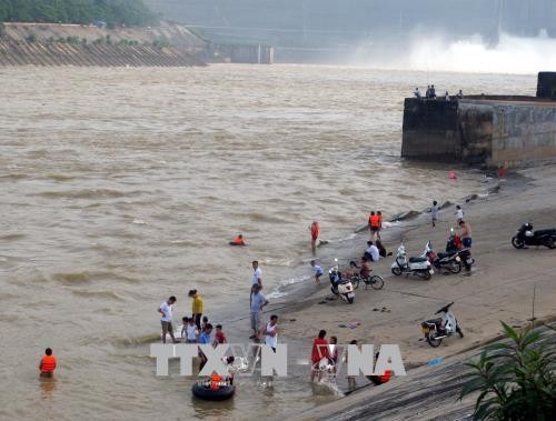Khuyến cáo người dân không được tắm trên sông Đà khi Thủy điện Hòa Bình xả lũ