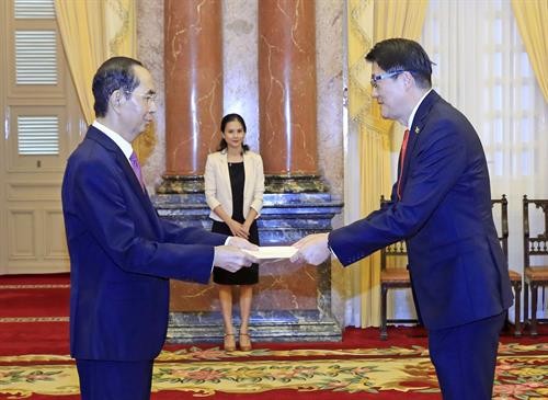 越南国家主席陈大光接受九国新任驻越大使递交国书