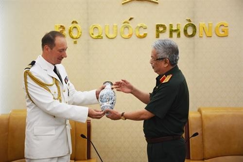 促进越南与法国防务合作走向深入和务实