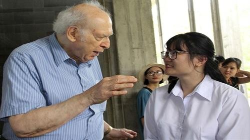 2018年“相约越南”活动：诺贝尔物理学奖获奖教授与越南学生亲切交流和互动