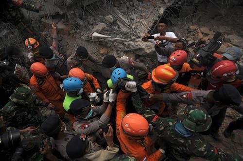 印度尼西亚龙目岛强震：死亡人数近350人 另有1400余人受伤