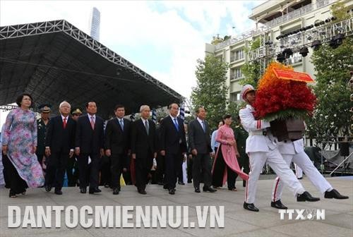 Lãnh đạo Thành phố Hồ Chí Minh dâng hương tưởng niệm Chủ tịch Hồ Chí Minh