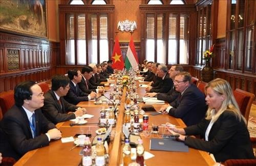 越共中央总书记阮富仲与匈牙利总理维克多·欧尔班举行会谈 提升越匈两国关系水平