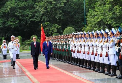 越南国家主席陈大光欢迎印尼总统到访 双方举行会谈
