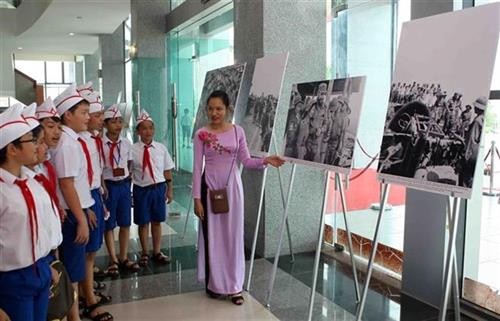 有关古巴领袖菲德尔·卡斯特罗访问越南解放区的图片展在广治省开展