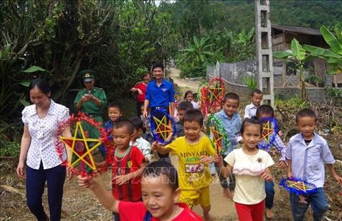 Tết Trung thu sớm với trẻ em nghèo vùng biên Lai Châu