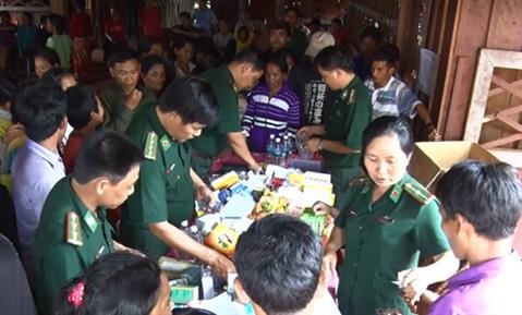 越南昆嵩省边防部队为柬埔寨边民免费体检及发放药物