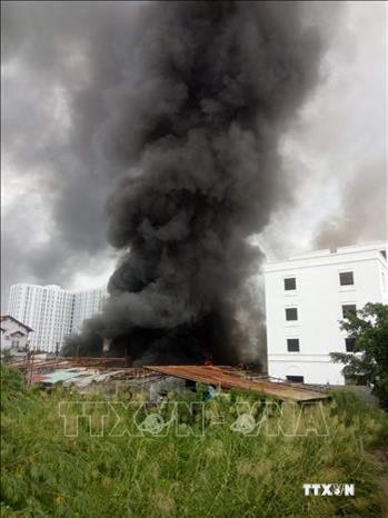 Thành phố Hồ Chí Minh: Cháy lớn thiêu rụi hàng trăm m2 nhà xưởng tại Quận 12