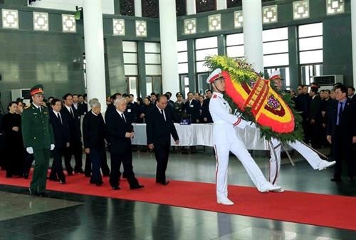 越南国家主席陈大光吊唁仪式隆重举行