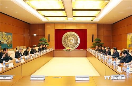 越共中央组织部部长范明正会见日本首相特使