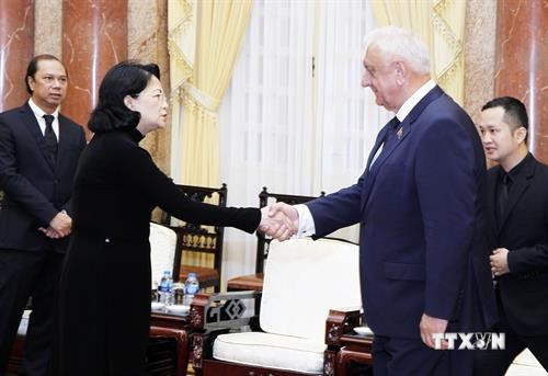 越南国家代主席邓氏玉盛会见白俄罗斯上议院议长米亚斯尼科维奇