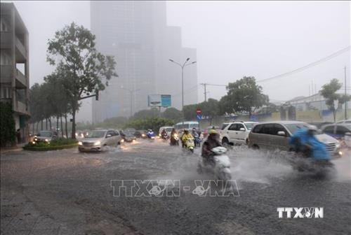Mưa lớn gây ngập nhiều tuyến đường ở các khu vực trũng thấp tại Thành phố Hồ Chí Minh