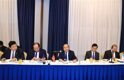 第73届联大一般性辩论：政府总理阮春福主持召开吸引对越投资的座谈会