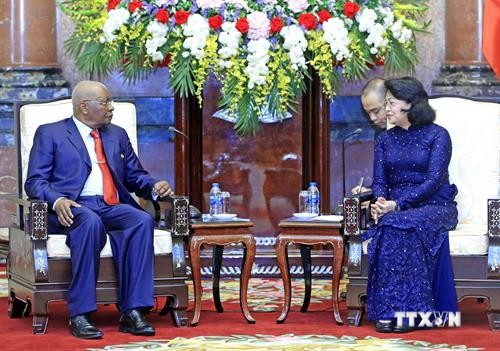 越南国家代主席邓氏玉盛会见原莫桑比克总统 