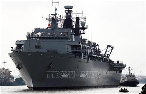 英国皇家海军两栖船坞登陆舰访问越南