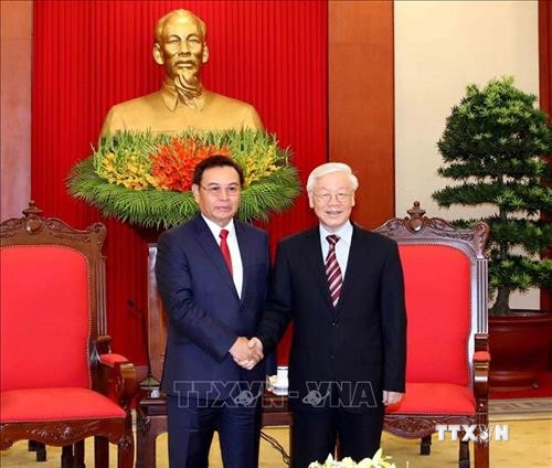 阮富仲会见老挝建国阵线中央委员会代表团