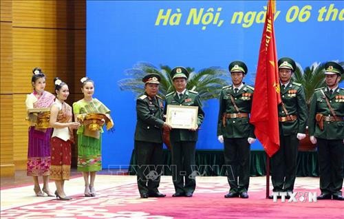 越南人民军集体和个人荣获老挝国家和国防部的勋章