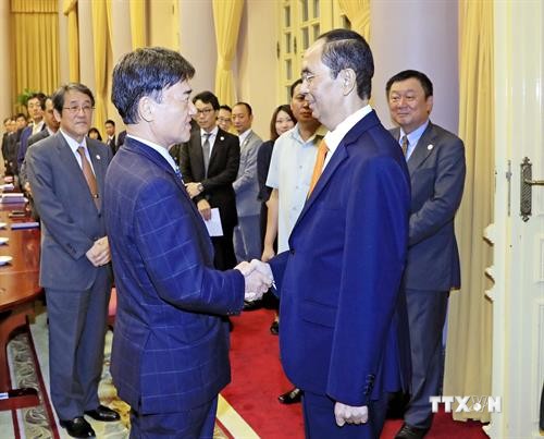 越南国家主席陈大光会见日本每日新闻特别顾问照雄一行