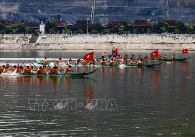 Hội đua thuyền đuôi én lần thứ 5 mở đầu Ngày hội Văn hóa - Thể thao các dân tộc thị xã Mường Lay