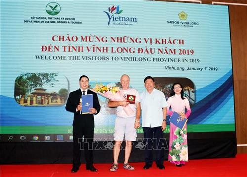 河内和胡志明市等省市迎来2019年第一位国际游客