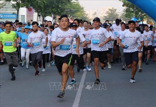 2019年胡志明市国际马拉松赛吸引9000多名运动员参加