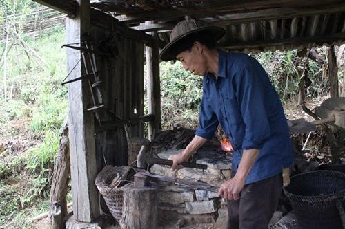 Người giữ lửa nghề rèn truyền thống ở Sìn Hồ