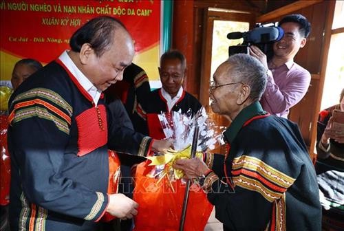 Thủ tướng Nguyễn Xuân Phúc chúc Tết và tặng quà hộ dân tộc thiểu số nghèo tại tỉnh Đắk Nông
