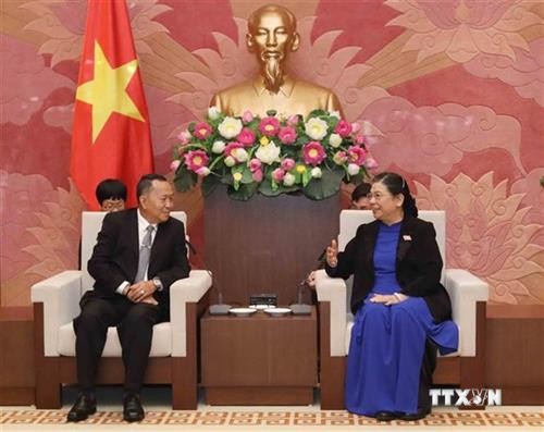 国会副主席丛氏放会见老挝巴特寮通讯社代表团