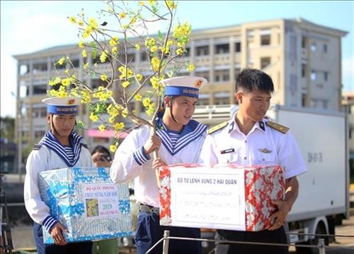 越南海洋岛屿：为海上军民送年货、送温暖