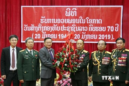 越南驻老挝大使祝贺老挝人民军队成立70周年