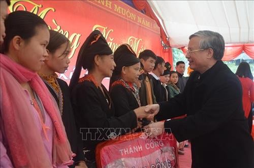 Đồng chí Trần Quốc Vượng thăm, tặng quà Tết cho hộ nghèo ở huyện Văn Yên, Yên Bái