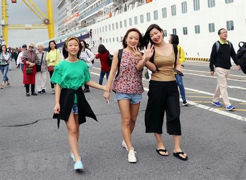 岘港市接待2000余名游客“冲年喜”