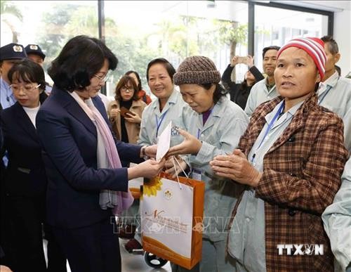 越南国家副主席邓氏玉盛向贫困癌症患者赠送年礼