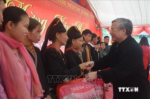 越南领导人春节前走访慰问贫民