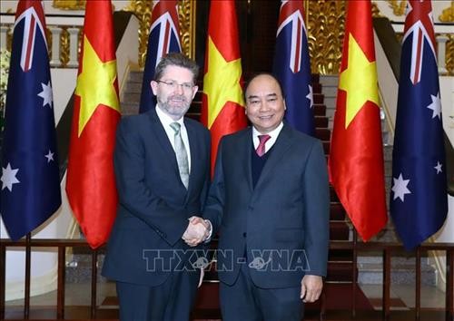 越南政府总理阮春福会见澳大利亚参议院议长
