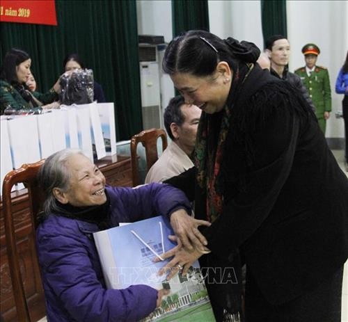 越南领导人春节前夕走访慰问困难群众