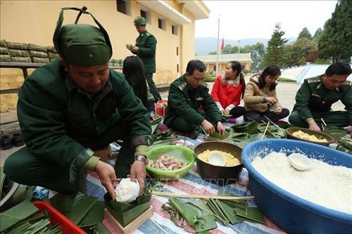 Ấm áp nghĩa tình “Ngày hội bánh chưng xanh cho người nghèo nơi biên giới” tỉnh Điện Biên