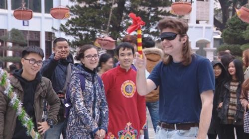 外国留学生喜欢体验越南春节文化习俗
