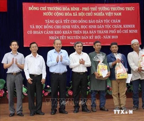 Phó Thủ tướng Trương Hòa Bình tặng quà Tết đồng bào Chăm, Khmer tại Thành phố Hồ Chí Minh