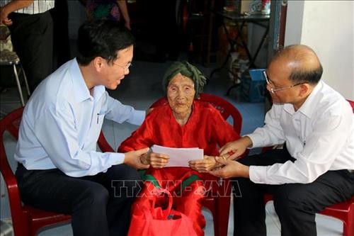 Trưởng ban Tuyên giáo Trung ương Võ Văn Thưởng thăm, tặng quà gia đình chính sách tại Bình Thuận