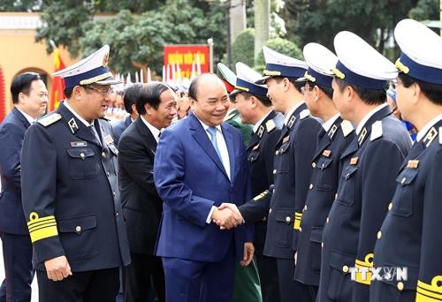 阮春福总理视察海军军种执勤备战工作