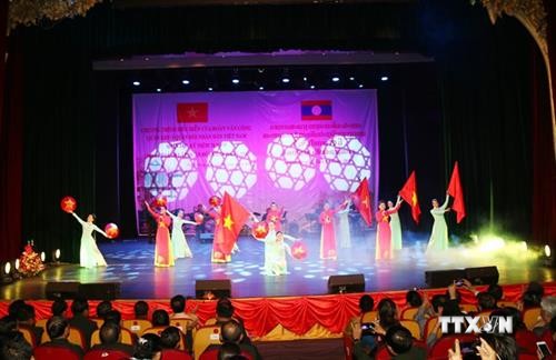 越南人民军第五军区文工团受邀参加庆祝老挝人民军建军70周年文艺演出