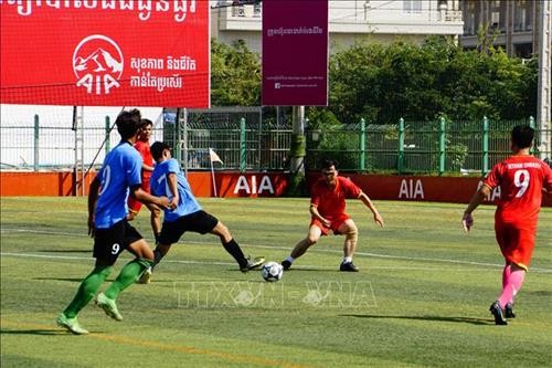 庆祝柬埔寨“1·7胜利日”的越柬足球友谊赛 在金边举行