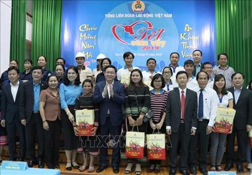 Phó Thủ tướng Vương Đình Huệ thăm, chúc Tết và tặng quà người lao động khó khăn tỉnh Gia Lai