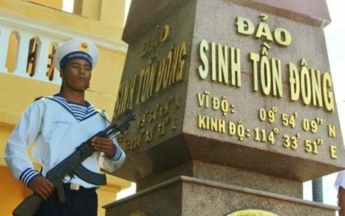 Thăm và tặng quà cán bộ, chiến sĩ trên đảo Sinh Tồn Đông