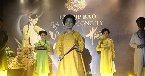 阮德禄-复原古代服装的越南年轻人