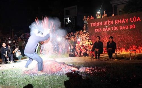 Lễ hội nhảy lửa của người Dao Đỏ ở Na Hang