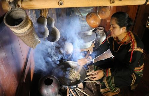 Về buôn Akô Dhông thưởng thức cà phê truyền thống của người Êđê
